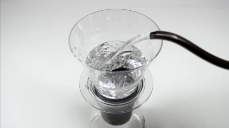 本格的な点滴スタイルの水出しアイスコーヒーを淹れる 7　注水